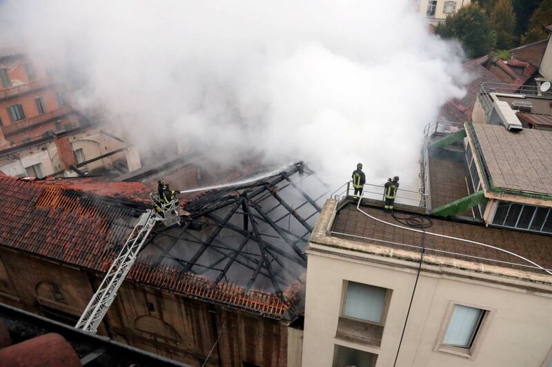 Incendio devasta il tetto della Cavallerizza reale di Torino 1