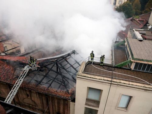 Incendio devasta il tetto della Cavallerizza reale di Torino