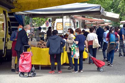 Gente accalcata ai mercati aperti a Milano in pieno coronavirus 9