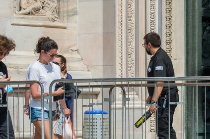 Panico in Duomo a Milano: straniero armato di coltello prende in ostaggio una guardia e la fa inginocchiare 5