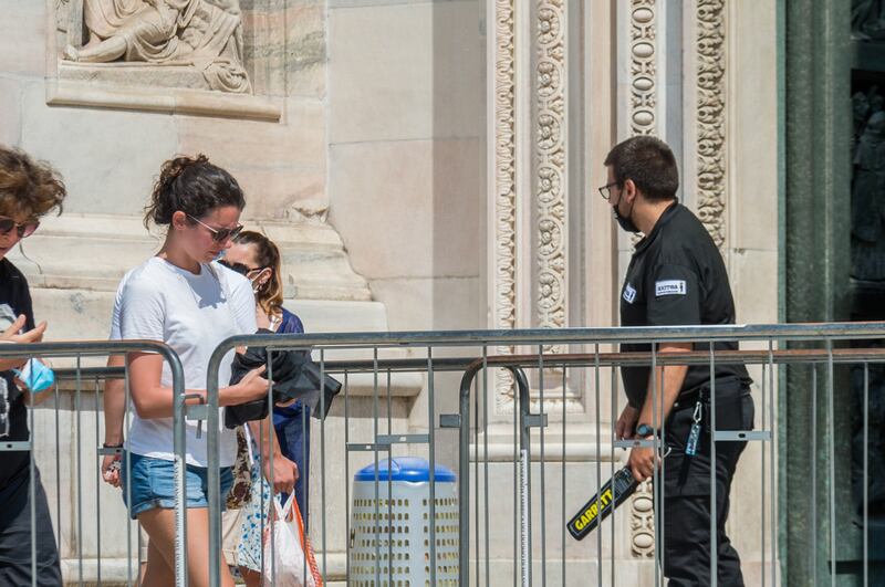 Panico in Duomo a Milano: straniero armato di coltello prende in ostaggio una guardia e la fa inginocchiare 5