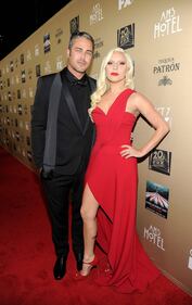 Lady Gaga, spacco mozzafiato e baci al fidanzato sul red carpet 4
