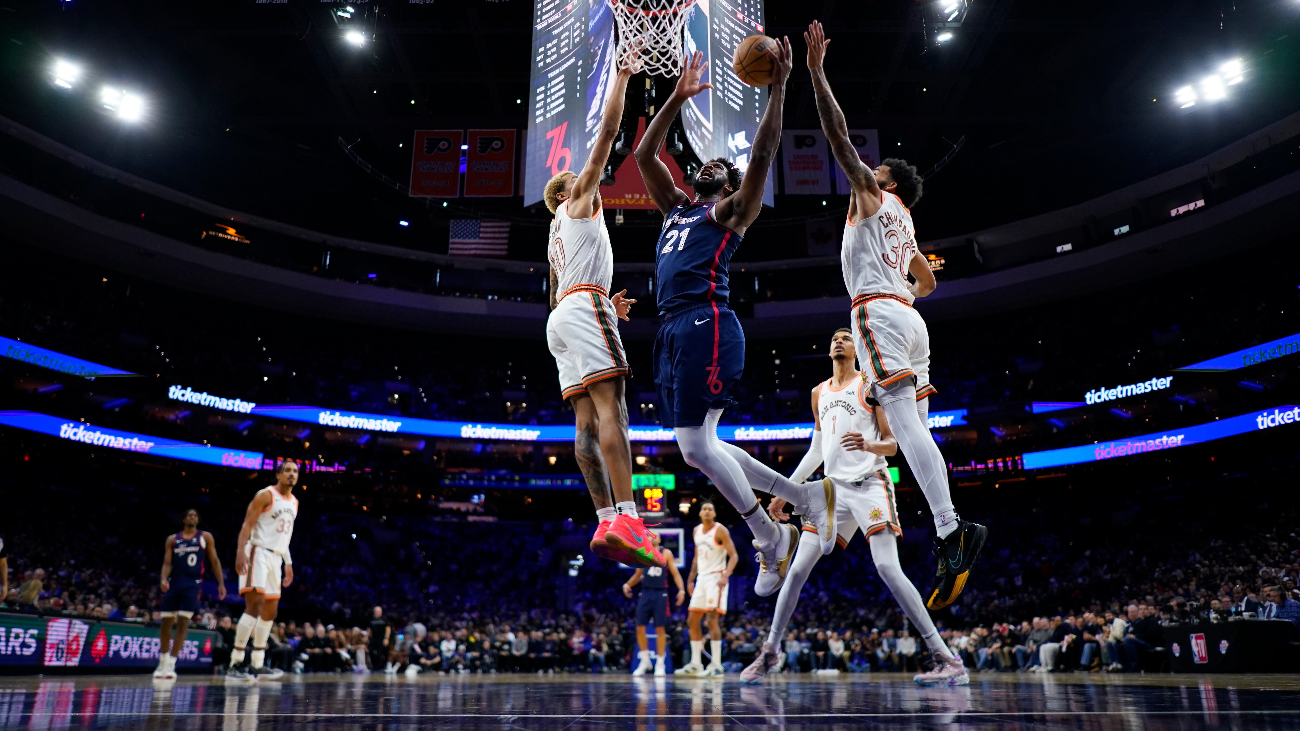 Embiid ne fa 70 agli Spurs: notte da record in Nba