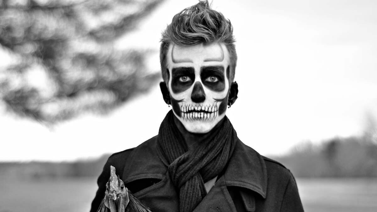 Assiste il figlio ubriaco dopo la festa di Halloween, ma è uno sconosciuto