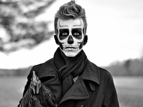 Assiste il figlio ubriaco dopo la festa di Halloween, ma è uno sconosciuto