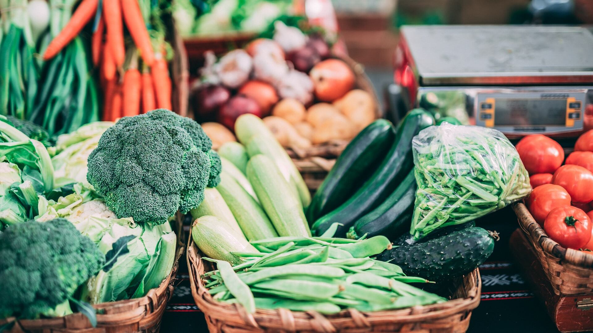 Aflatossine, pesticidi e salmonella: ecco la lista dei cibi da evitare