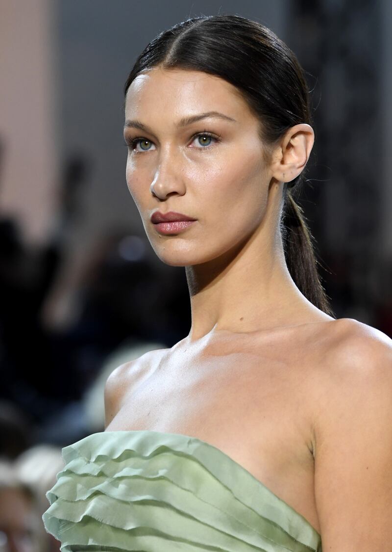 Bella Hadid sexy in passerella, foto 1
