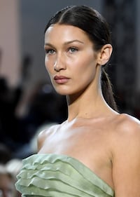 Bella Hadid sexy in passerella, foto 1