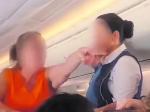"Daspo aereo" per i passeggeri violenti: non potranno volare fino a quattro anni