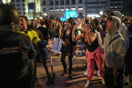 Valencia, manifestanti in strada contro la gestione Mazòn 4