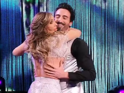 Il top si slaccia durante il ballo: Sabrina Salerno rischia il topless in diretta