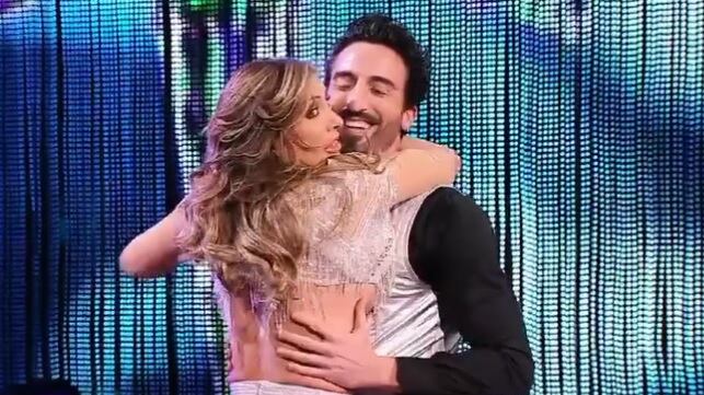 Il top si slaccia durante il ballo: Sabrina Salerno rischia il topless in diretta