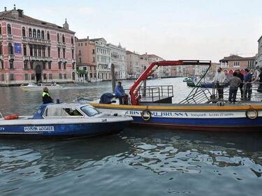 Venezia, cede il ponte: 12 vip in acqua 2