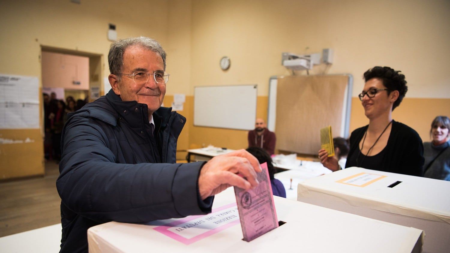 Prodi: "Voto alle primarie Pd per salvare la democrazia italiana"