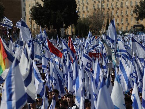 I sostenitori di Netanyahu in piazza con l'incubo degli scontri