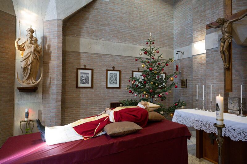 Mitra, paramenti rossi e albero di Natale: la salma di Ratzinger in Vaticano