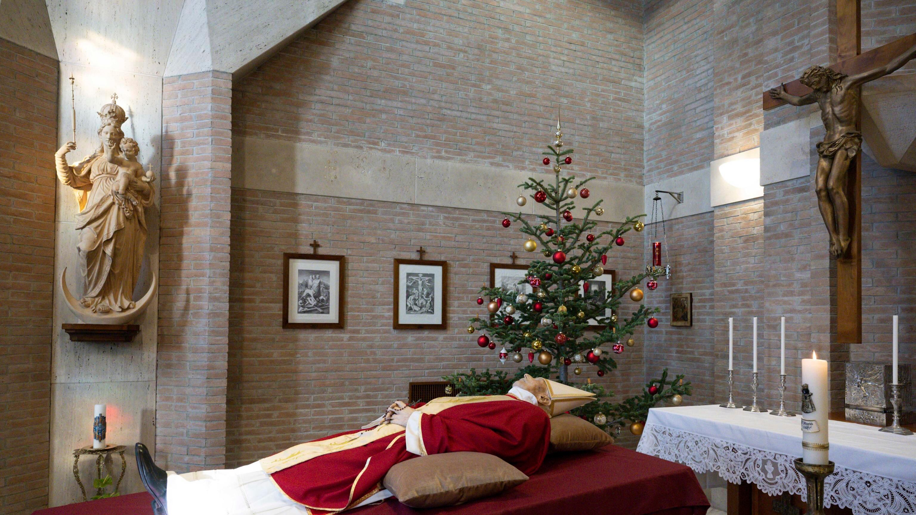 Mitra, paramenti rossi e albero di Natale: la salma di Ratzinger in Vaticano