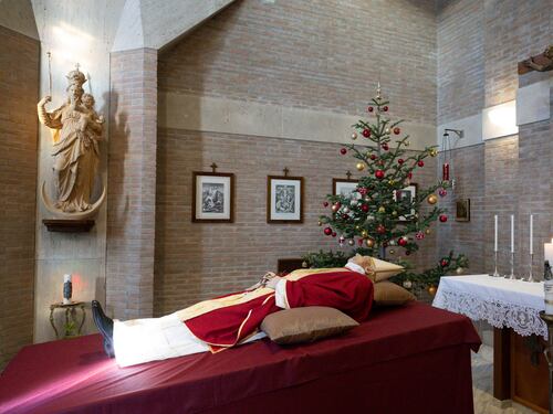Mitra, paramenti rossi e albero di Natale: la salma di Ratzinger in Vaticano