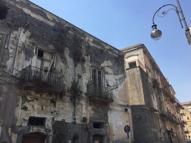 Nel centro di Torre Annunziata, "Pompei moderna" fatta di ruderi abitati 15