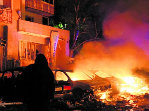 Raid russi con missili balistici su Kiev: colpiti edifici residenziali, 15 morti e 51 feriti