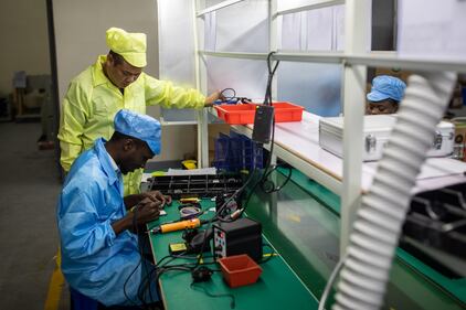 In Uganda apre la prima fabbrica di cellulari 6