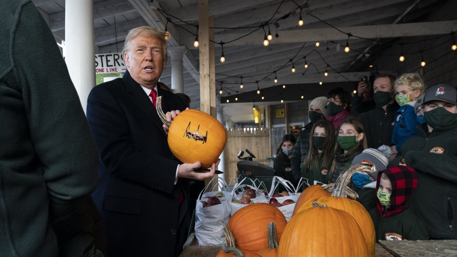 Tra fantasmi e supereroi Trump anticipa Halloween e fa festa alla Casa Bianca
