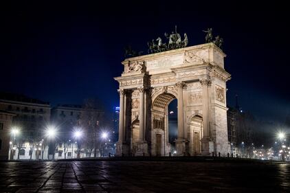 L'eclissi lunare tra i palazzi di Milano 3