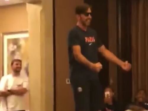 Gigi Buffon "intona" Vasco Rossi. E i compagni se la ridono
