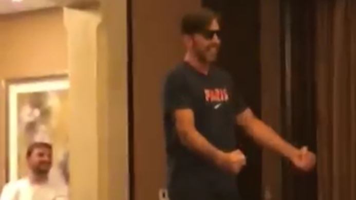 Gigi Buffon "intona" Vasco Rossi. E i compagni se la ridono