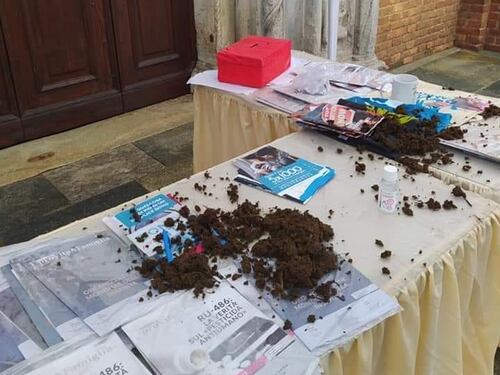 Sterco contro i ProVita, banchetto sotto attacco: "Avvertimento mafioso"