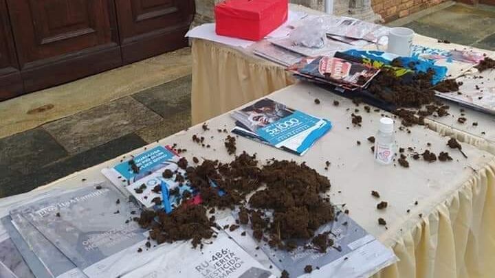 Sterco contro i ProVita, banchetto sotto attacco: "Avvertimento mafioso"