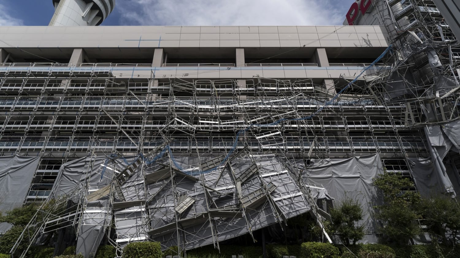 Tokyo, donna scaraventata da tifone contro un palazzo