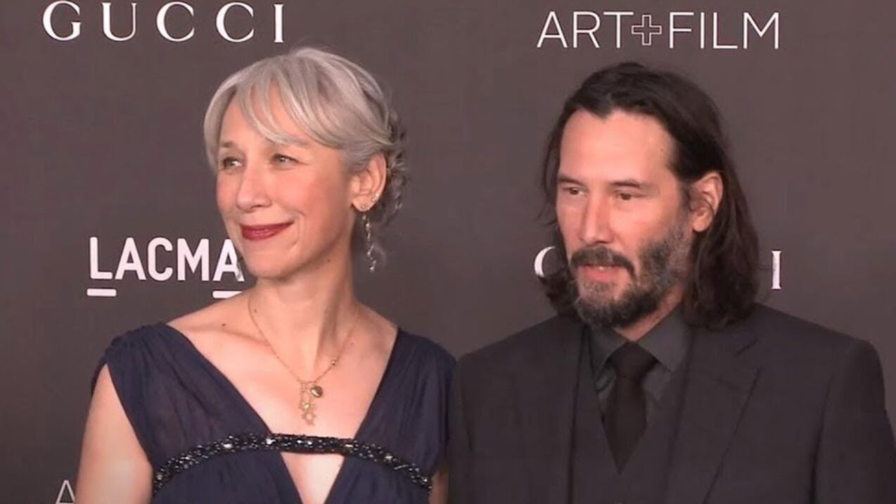 La fidanzata di Keanu Reeves spiega sui social perché ha i capelli bianchi