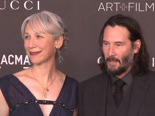 La fidanzata di Keanu Reeves spiega sui social perché ha i capelli bianchi