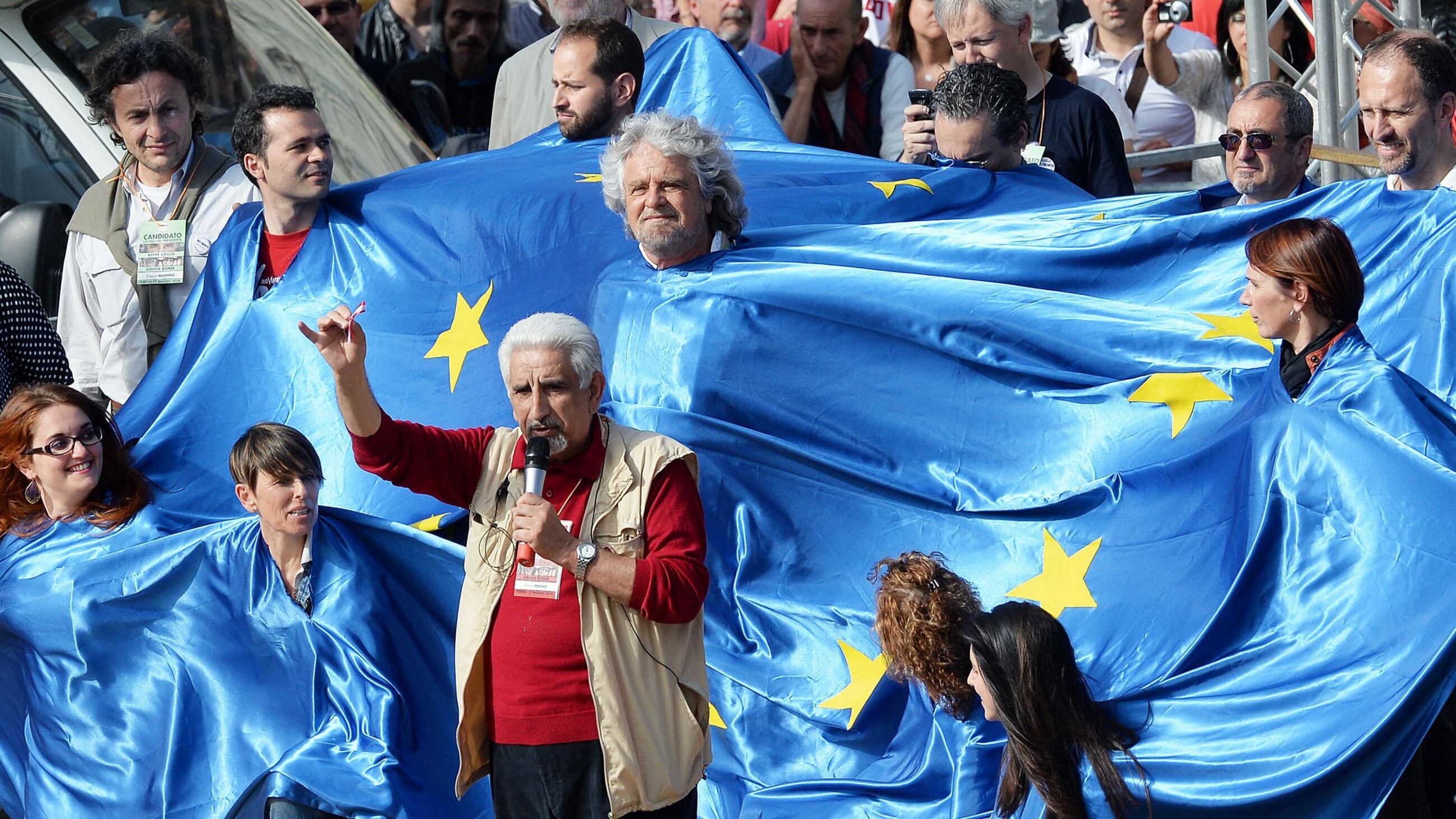 Il delirio del leader M5S: "Io Hitler? No, sono oltre"