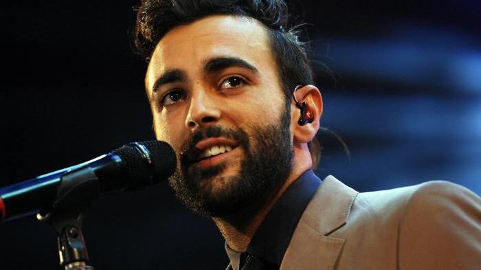 Mengoni vola sul palco e poi omaggia Prince: "Uno show da triathlon"