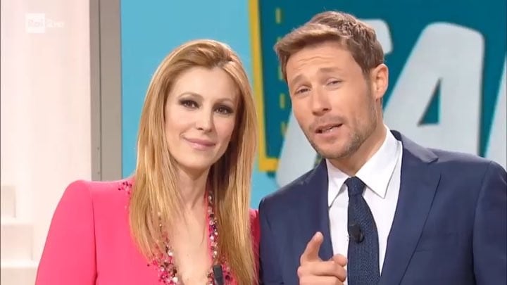 Mezzogiorno in famiglia chiude, Adriana Volpe sbotta contro Carlo Freccero. Ora il direttore risponde