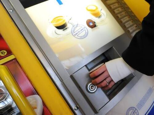Il caffè della macchinetta non conosce crisi