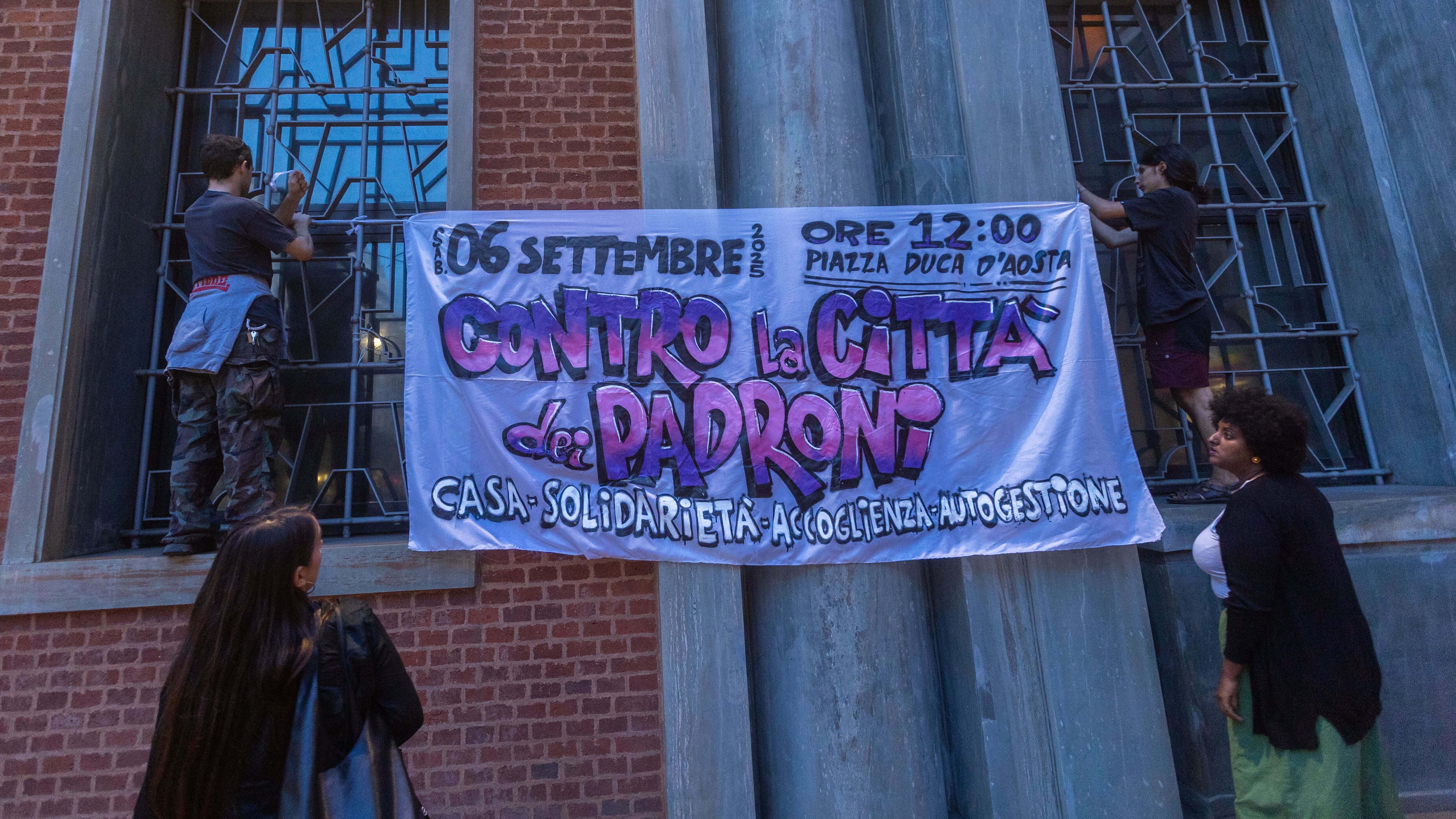 Pd, vip e Anpi al corteo del Leoncavallo: "Sinistra sempre dalla parte dell'illegalità"