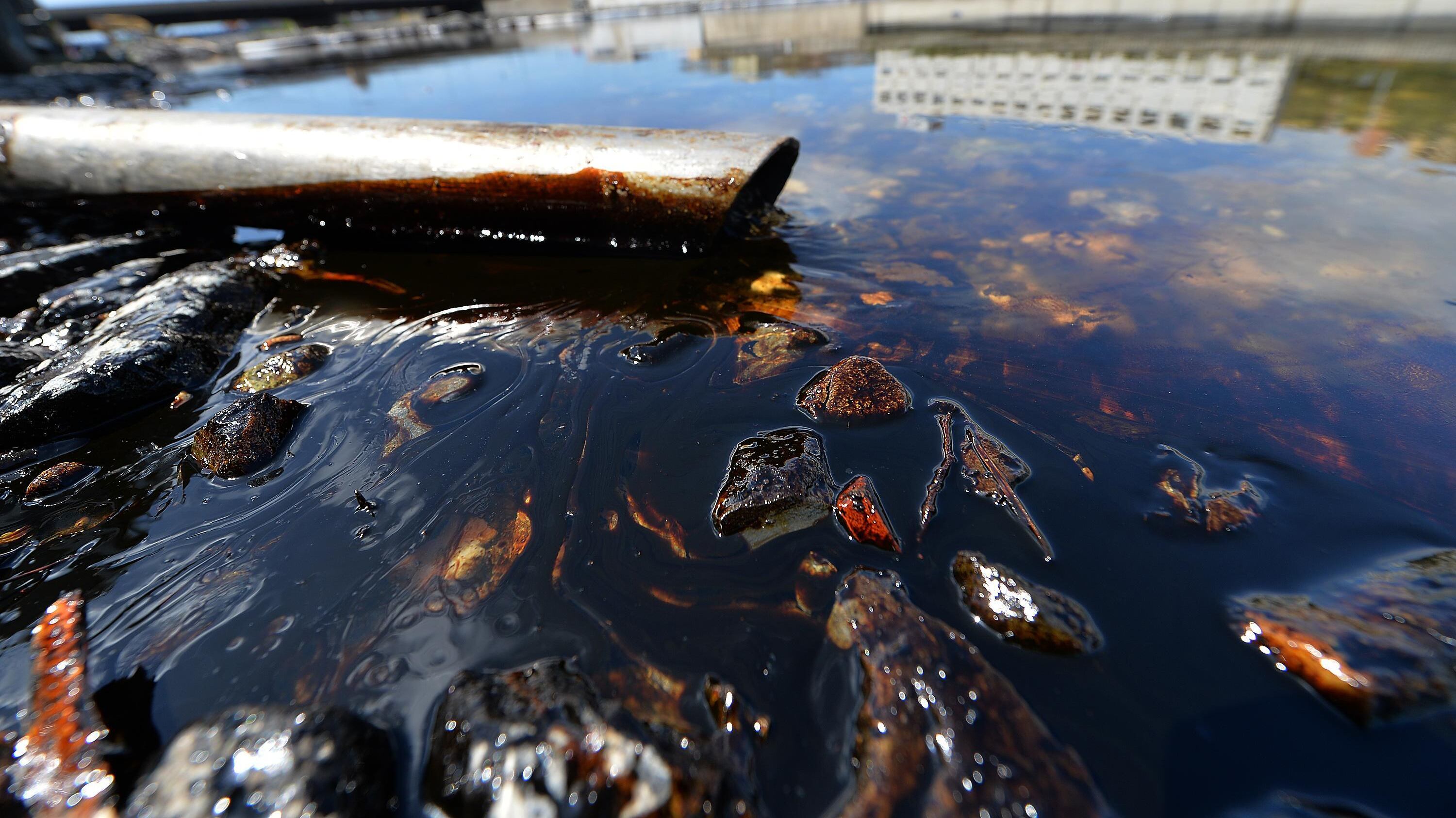Genova, salta un argine di contenimento. Petrolio verso il mare