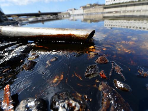 Genova, salta un argine di contenimento. Petrolio verso il mare
