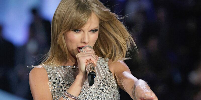 Beyoncé e Taylor Swift sexy dive in foto 4