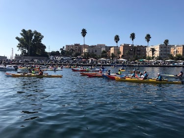 Taranto, canoisti all’opera ripuliscono il mare dalla plastica  1