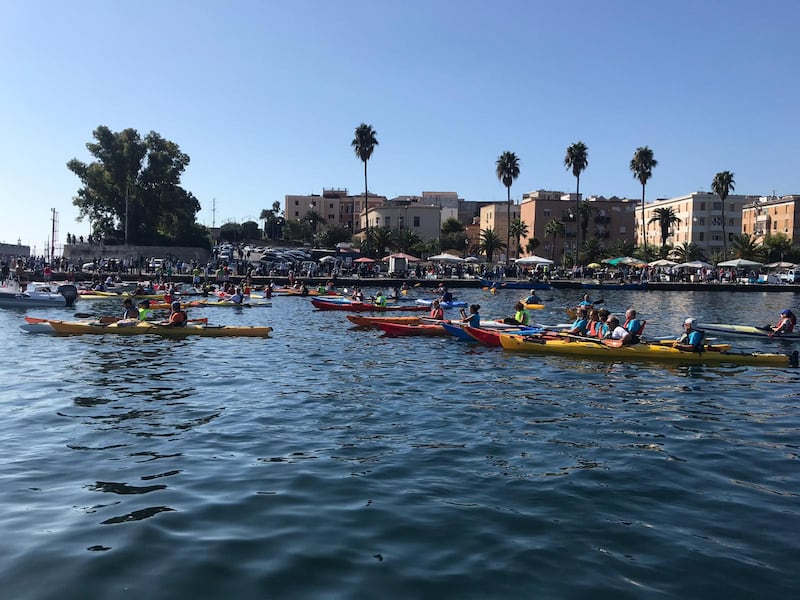 Taranto, canoisti all’opera ripuliscono il mare dalla plastica 1
