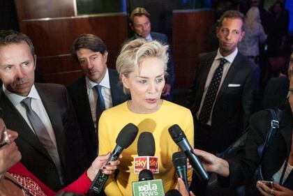 Sharon Stone, il seno sfugge dal costume 16