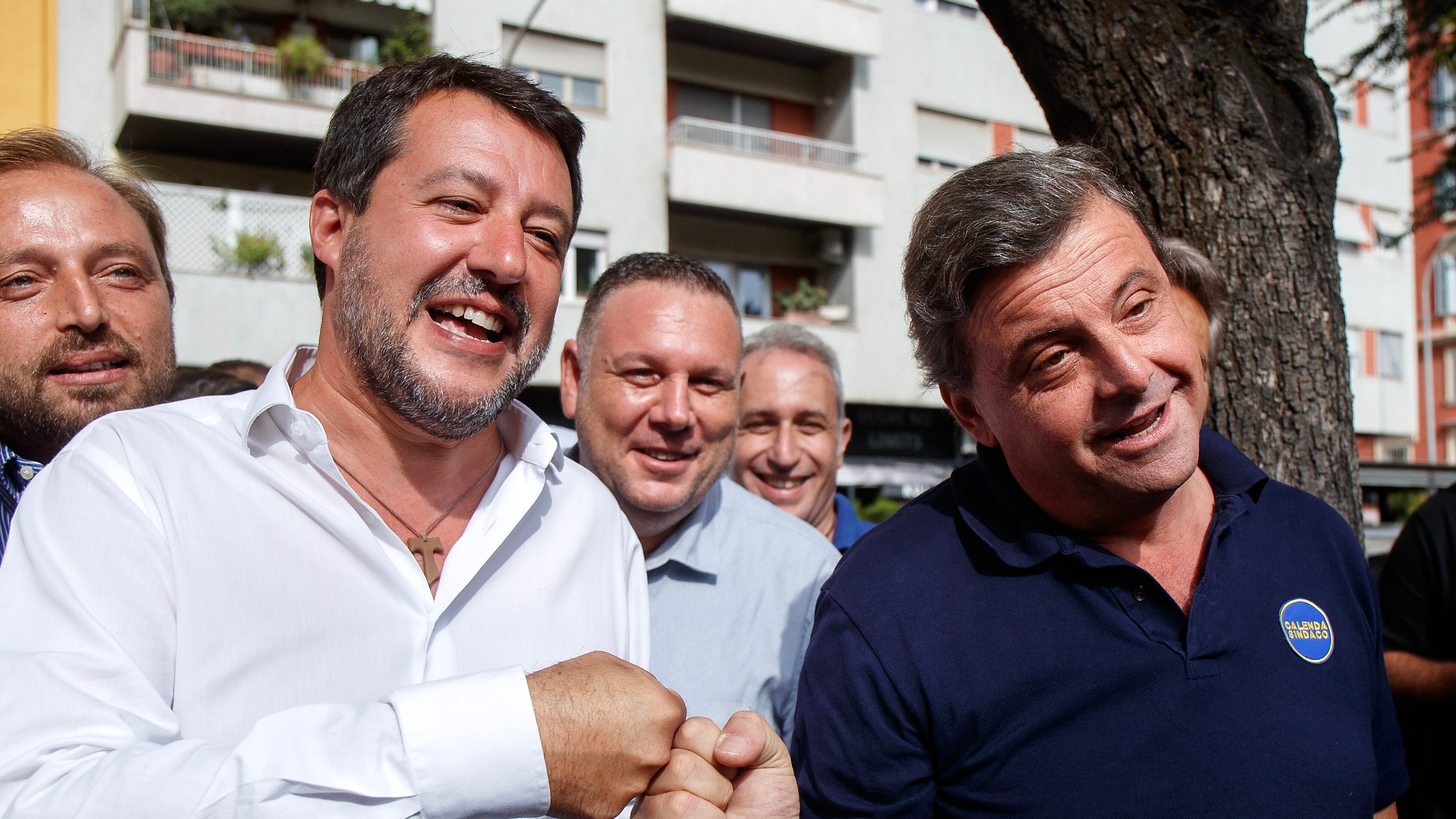 Salvini-Meloni, sfida all'ultima piazza. E Matteo litiga in strada con Calenda