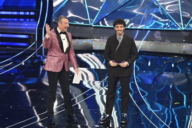 Sanremo 2024: ecco il look della quarta serata del Festival di conduttore, co-conduttrice e ospiti 1