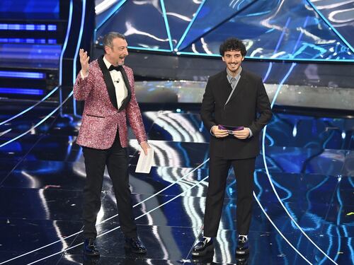 Sanremo 2024: ecco il look della quarta serata del Festival di conduttore, co-conduttrice e ospiti