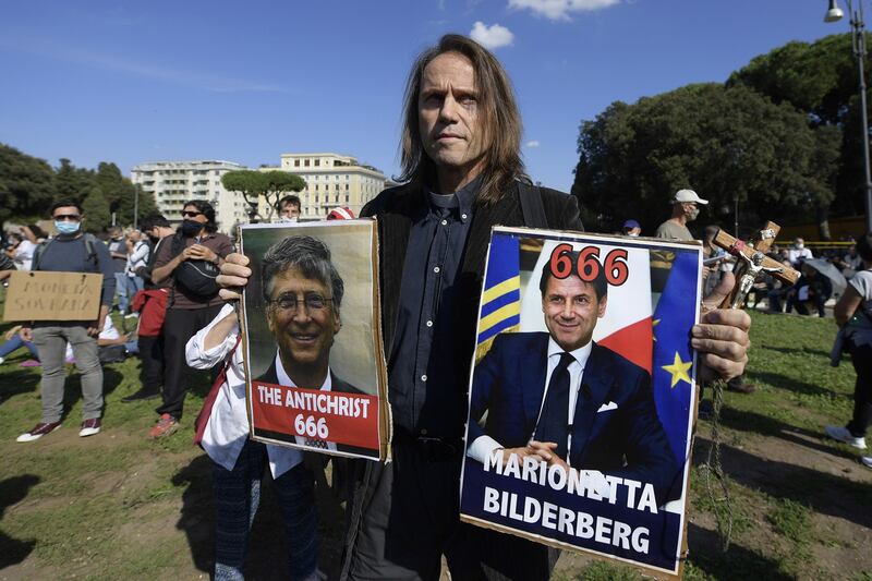 La manifestazione "no mask" oggi a Roma in Piazza San Giovanni 9