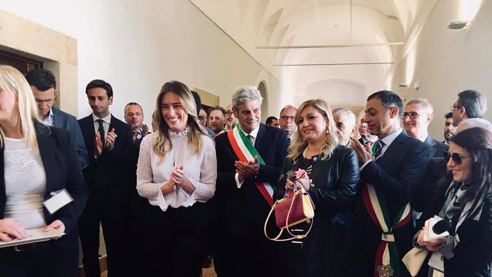 Il web stronca la Boschi in processione